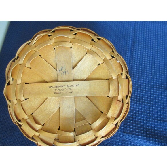 1999 Longaberger Woven Traditions Red/Green 7" Round Basket & Blue Plaid Insert - Picture 6 of 10